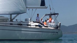 Vela---la-barca-di-vela-inseme-nel-mar-Tirreno-al-largo-della-costa-Toscana